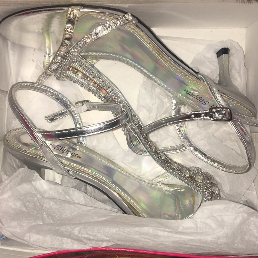 I’m selling a of Silver Slippers